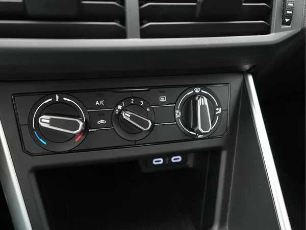 VOLKSWAGEN Polo (2023) — foto 10 van 24