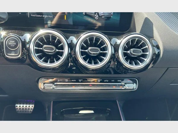 Mercedes-Benz GLA 180 (2022) — foto 13 van 29