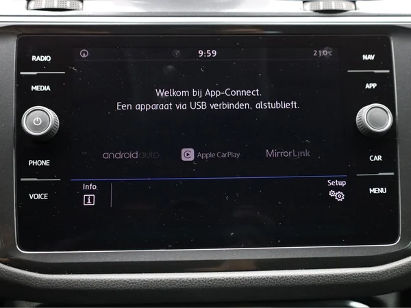 VOLKSWAGEN Tiguan (2017) — foto 11 van 22
