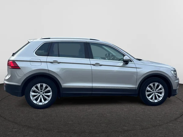 VOLKSWAGEN Tiguan (2018) — foto 14 van 16