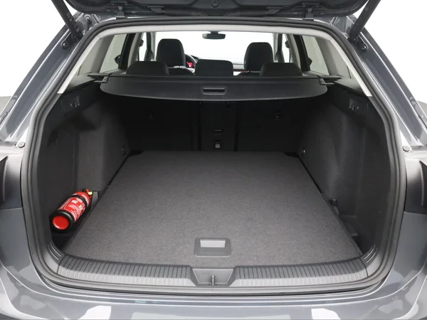 VOLKSWAGEN Golf VIII SW (2024) — foto 2 van 19
