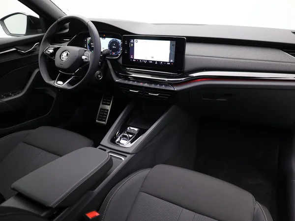 SKODA Octavia Combi (2024) — foto 16 van 22