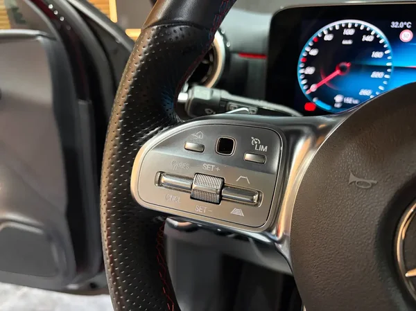 Mercedes-Benz A (2021) — foto 2 van 25