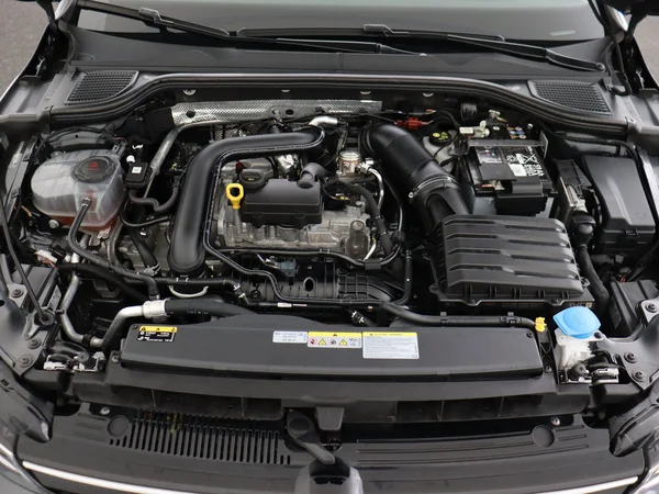 VOLKSWAGEN Golf (2024) — foto 6 van 28
