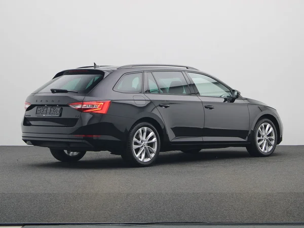 SKODA Superb Combi (2024) — foto 12 van 23