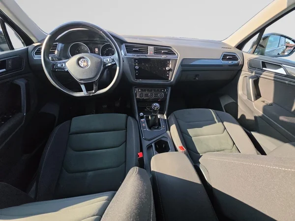 VOLKSWAGEN Tiguan (2019) — foto 2 van 24