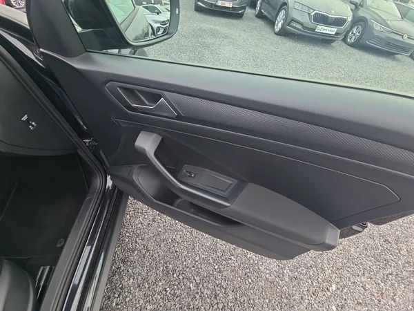 VOLKSWAGEN T-Roc (2021) — foto 13 van 24