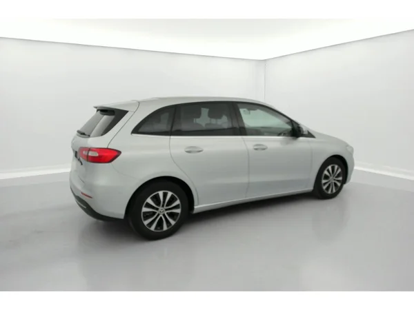 MERCEDES-BENZ B 180 (2022) — foto 35 van 36