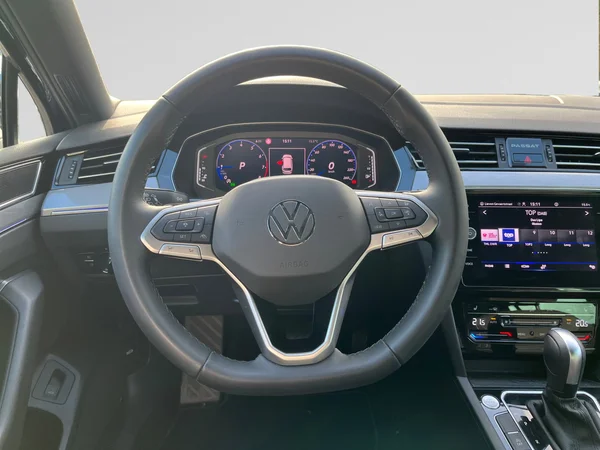 VOLKSWAGEN Passat SW (2024) — foto 8 van 14