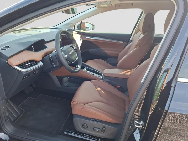 SKODA Enyaq (2025) — foto 2 van 24