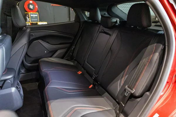 Ford Mustang Mach-E (2024) — foto 6 van 37