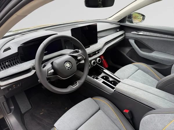 SKODA Superb Combi (2025) — foto 12 van 14