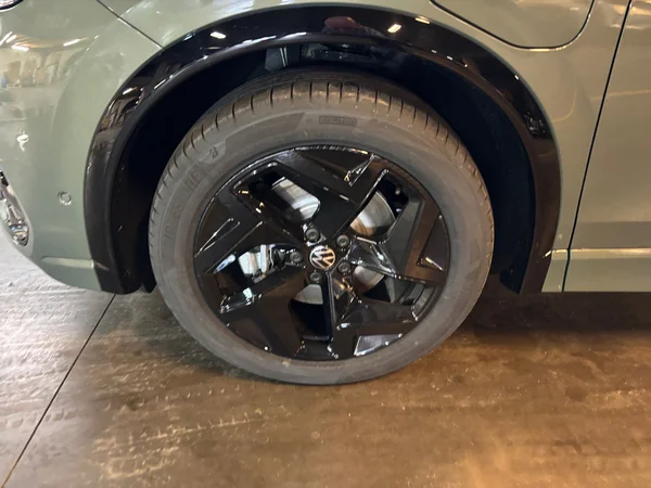 VOLKSWAGEN Tiguan (2025) — foto 5 van 24