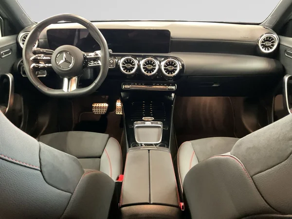 MERCEDES-BENZ A 200 (2024) — foto 3 van 22