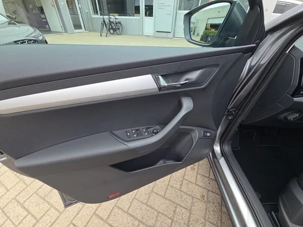 SKODA Karoq (2025) — foto 15 van 24
