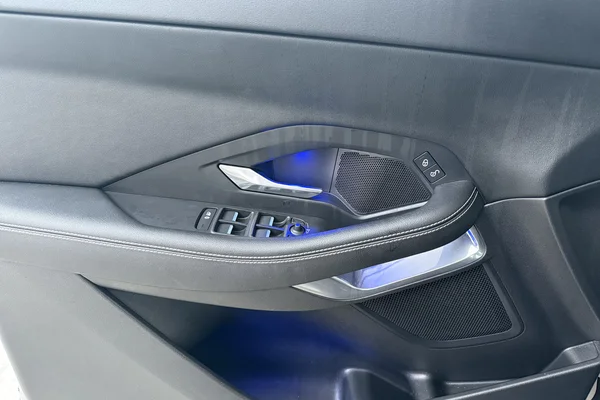 Jaguar E-Pace (2020) — foto 8 van 23