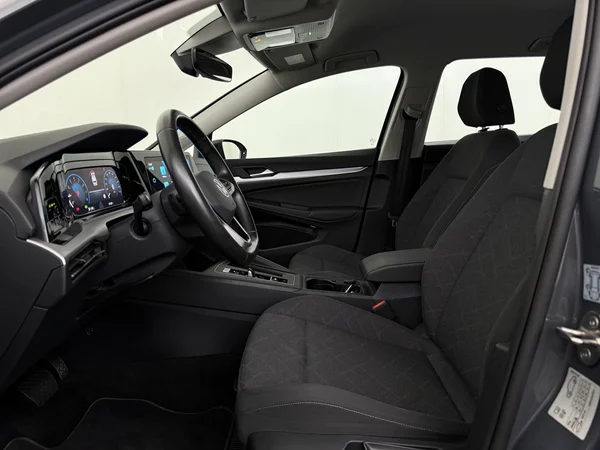 VOLKSWAGEN Golf Variant (2024) — foto 2 van 28