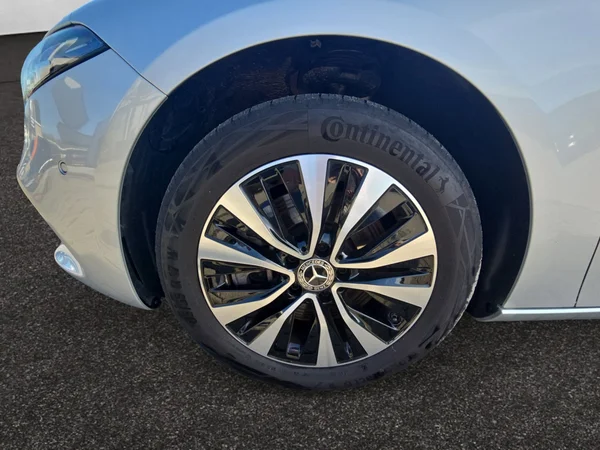 MERCEDES-BENZ A 250 (2023) — foto 2 van 24