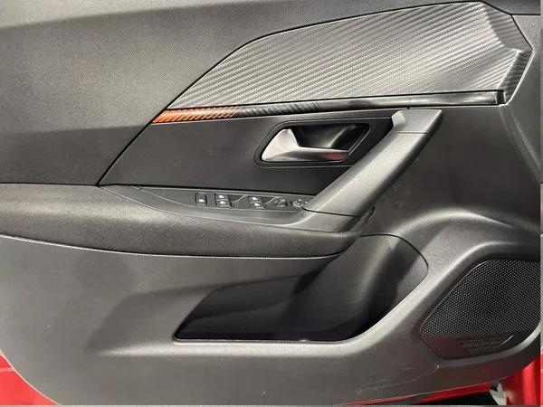 Peugeot E-2008 (2022) — foto 42 van 56