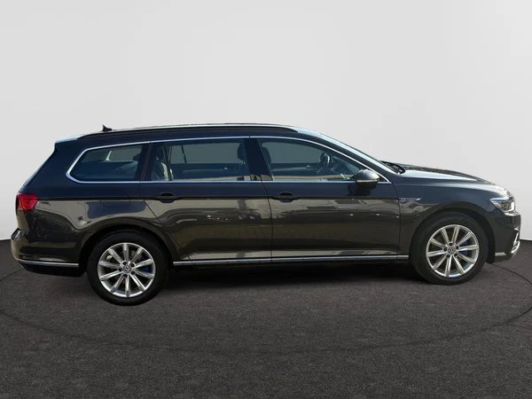 VOLKSWAGEN Passat Variant GTE (2023) — foto 22 van 24