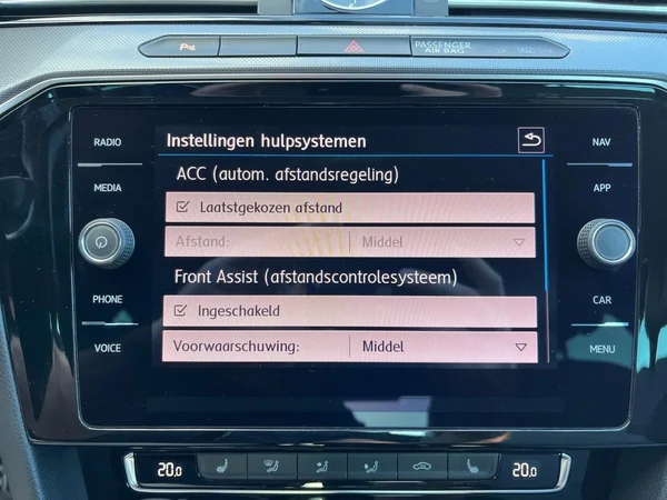 VOLKSWAGEN Passat (2018) — foto 7 van 22