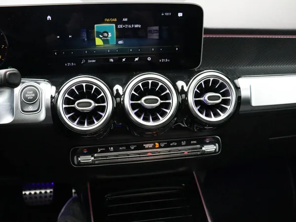 Mercedes-Benz GLB (2021) — foto 10 van 33