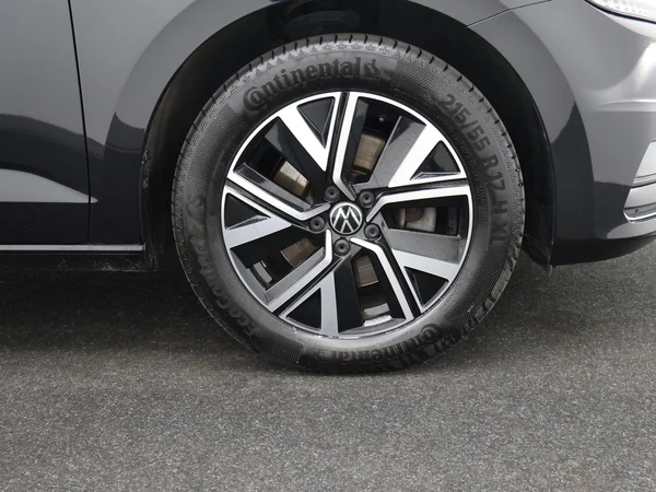 VOLKSWAGEN Touran (2021) — foto 2 van 28
