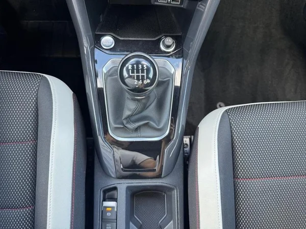 VOLKSWAGEN T-Roc (2018) — foto 17 van 31