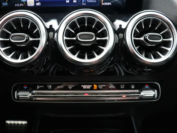 Mercedes-Benz GLA (2025) — foto 18 van 37