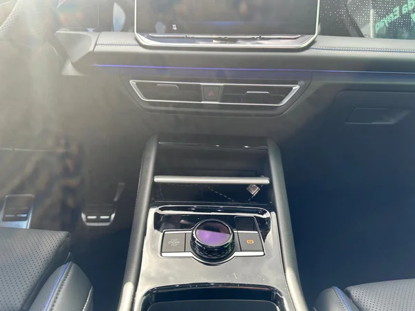 VOLKSWAGEN Tiguan eHybrid (PHEV) (2025) — foto 3 van 24