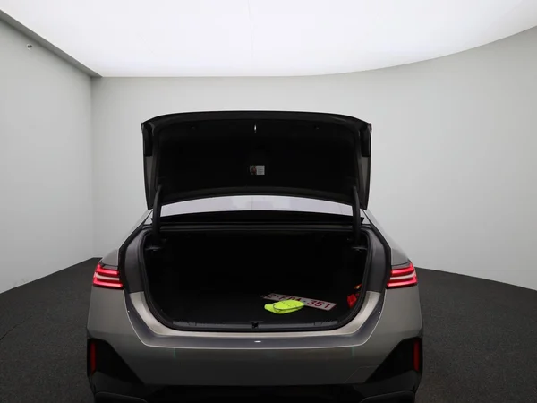 BMW i5 (2024) — foto 3 van 55