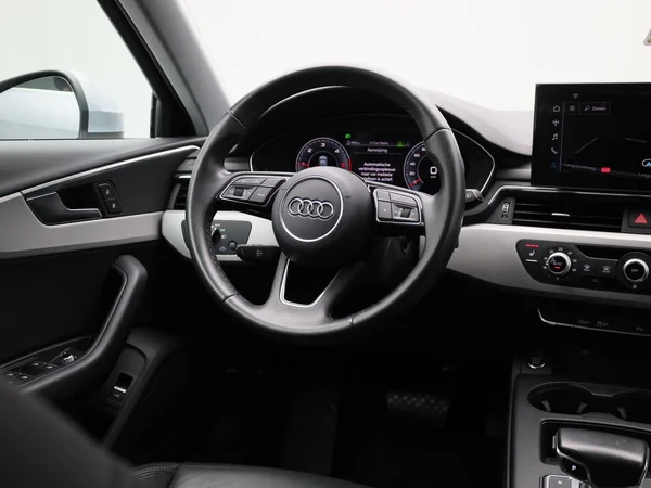 Audi A4 (2023) — foto 2 van 45