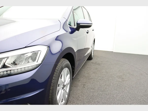 VOLKSWAGEN Touran (2023) — foto 2 van 28