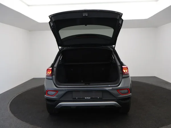 Volkswagen T-Roc (2023) — foto 16 van 25