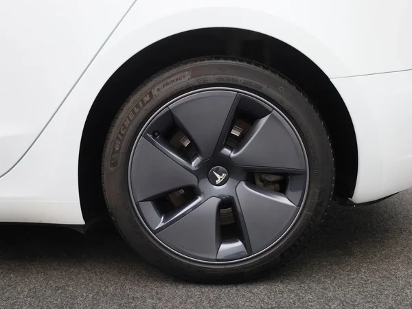 Tesla Model 3 (2023) — foto 3 van 40