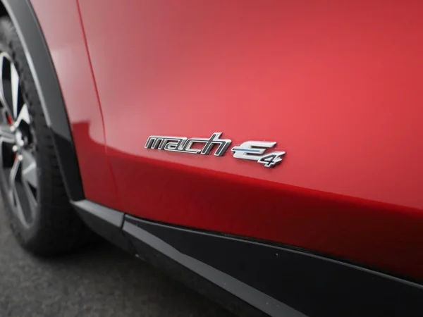 Ford Mustang Mach-E (2021) — foto 27 van 46