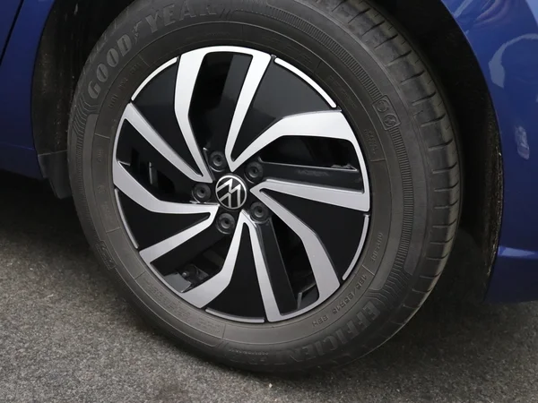 VOLKSWAGEN Polo (2023) — foto 2 van 23
