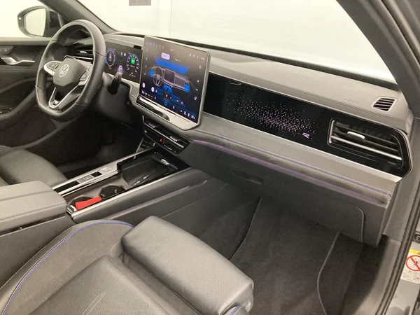 VOLKSWAGEN Passat SW (2024) — foto 8 van 36