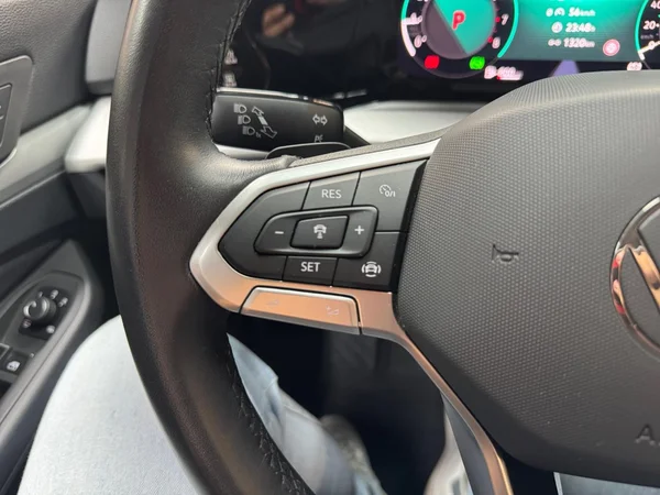 VOLKSWAGEN Golf VIII (2024) — foto 2 van 16