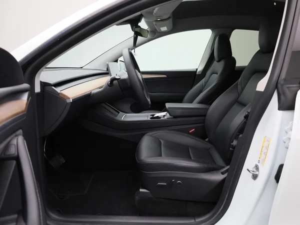 Tesla Model Y (2022) — foto 42 van 42