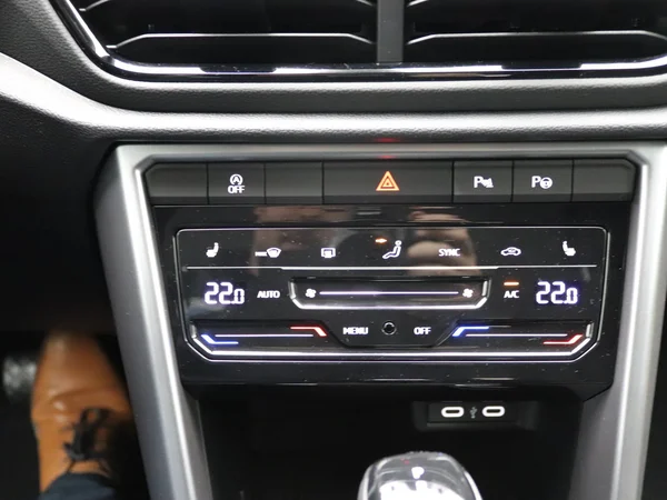 VOLKSWAGEN T-Roc (2024) — foto 2 van 25