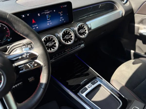 Mercedes-Benz GLB (2024) — foto 7 van 23