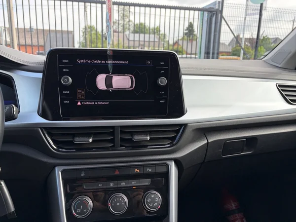 VOLKSWAGEN T-Roc (2023) — foto 2 van 10