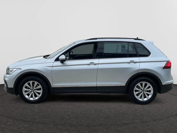 VOLKSWAGEN Tiguan (2021) — foto 13 van 22