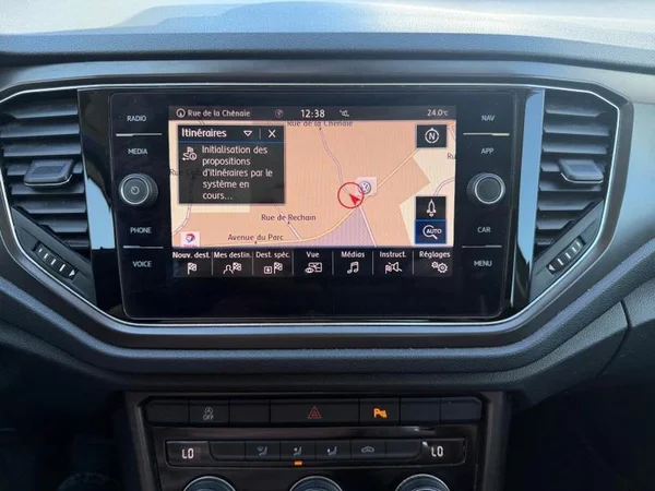 VOLKSWAGEN T-Roc (2019) — foto 16 van 24
