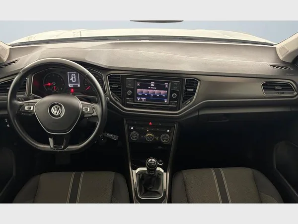 Volkswagen T-Roc (2018) — foto 25 van 26
