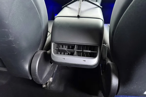Tesla Model 3 (2023) — foto 9 van 36