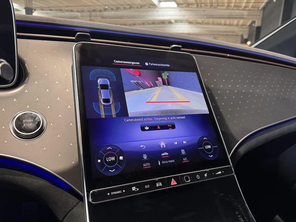 Mercedes-Benz EQE (2024) — foto 8 van 30