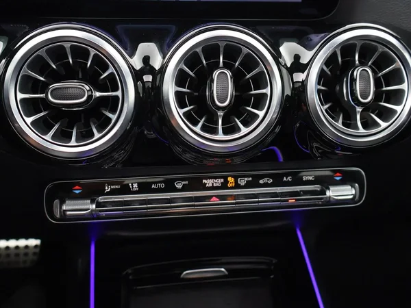 Mercedes-Benz GLA (2025) — foto 13 van 30