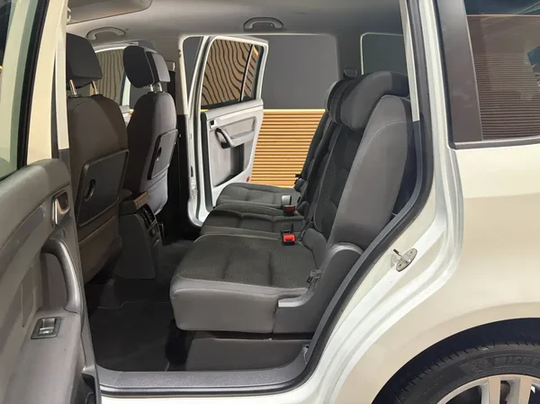 Volkswagen Touran (2015) — foto 9 van 22